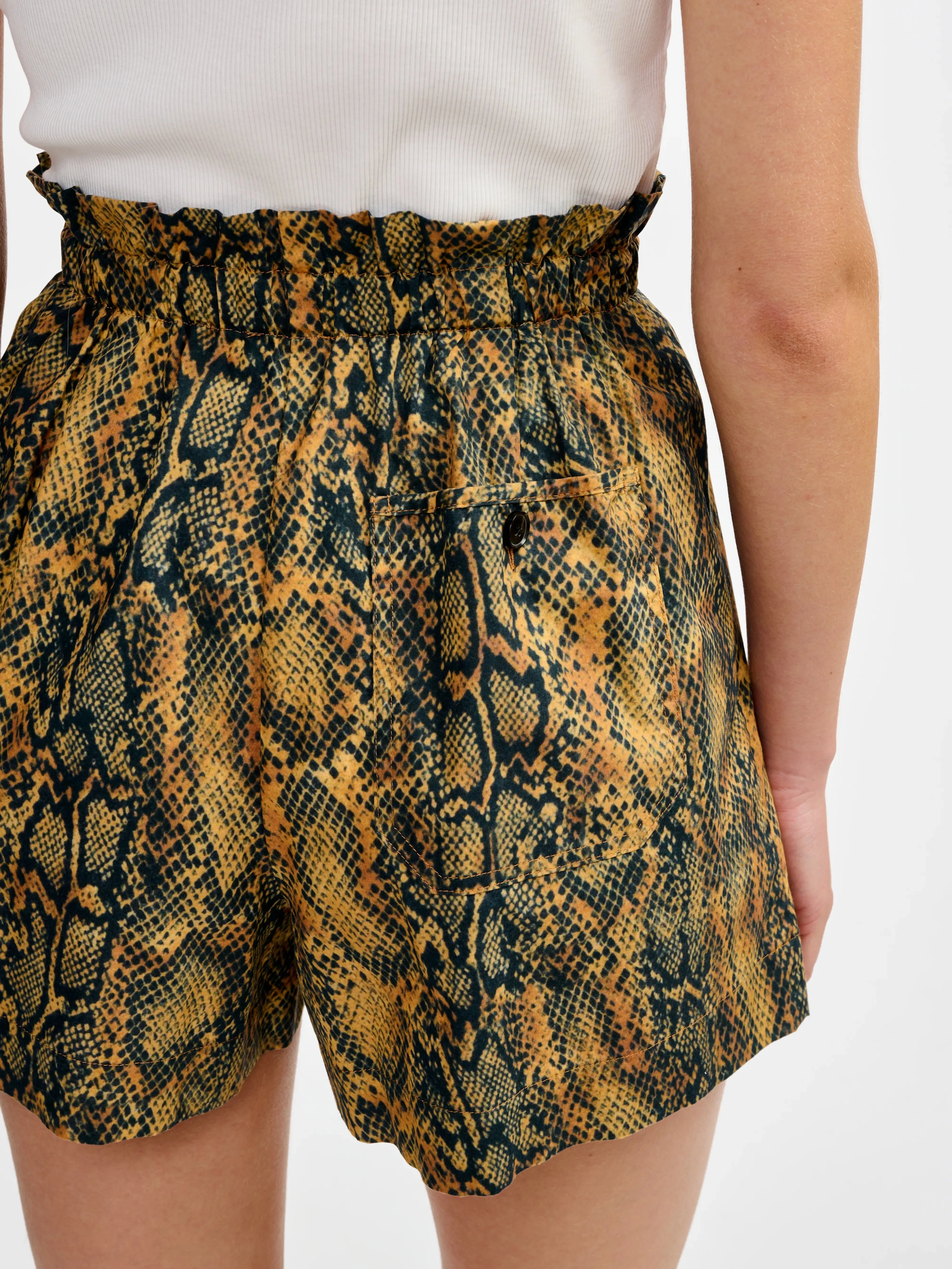 lila shorts (241 / W / DISPLAY A)